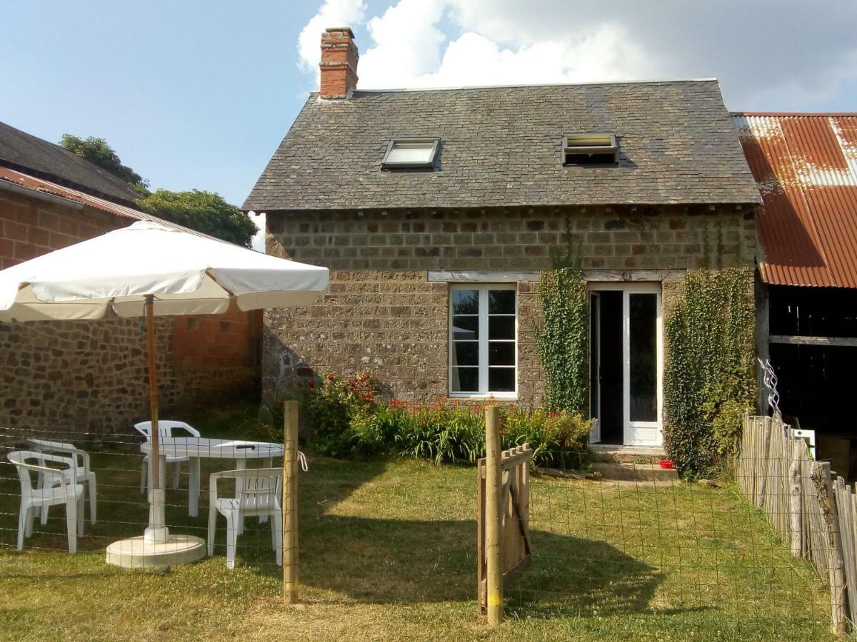 Le Domaine Villa Saint-Symphorien-des-Monts Exterior photo